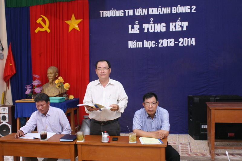 Đồng chí Trần Hoàng Giang, Hiệu trưởng thông qua báo cáo tổng kết năm học 2013-2014